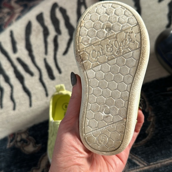 Cat and Jack Dino slip on shoes size 5 - Picture 3 of 4